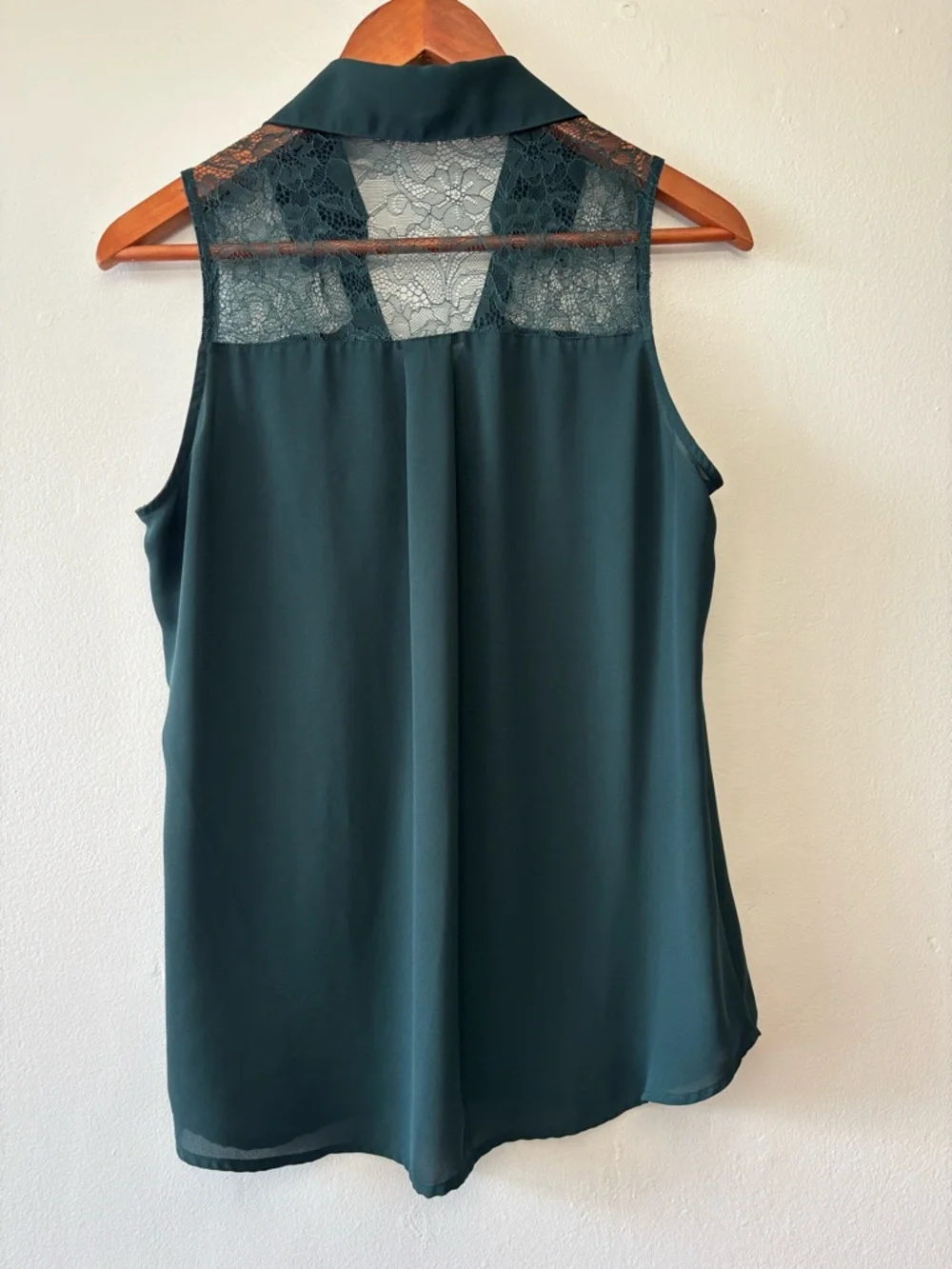 Express Sleeveless Lace Yoke Blouse Dark Green Button Front Size M - Picture 3 of 8